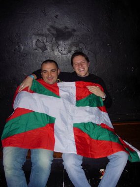 Due "Atarassici" avvolti nella bandiera basca.