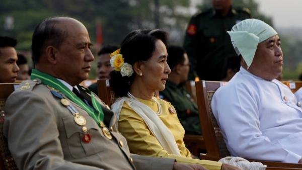Aung San Suu Kyi ad una ‎parata militare qualche settimana fa‎
