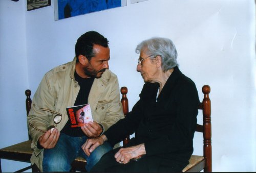Salvatore Azzaro assieme a Donna Felicia, la madre di Peppino Impastato.