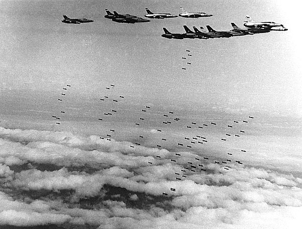 Operazione Rolling Thunder, i massicci bombardamenti sul Vietnam ideati ed ordinati da Robert McNamara