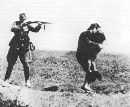 Babi Yar, 29 settembre 1941. Una madre e il suo bambino vengono abbattuti da un soldato tedesco.