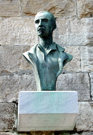 Il busto di Enrico Bartelloni vicino a Porta San Marco.
