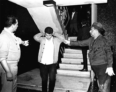 Membri del Batallón Olimpia effettuano arresti a Tlatelolco, 2 ottobre 1968
