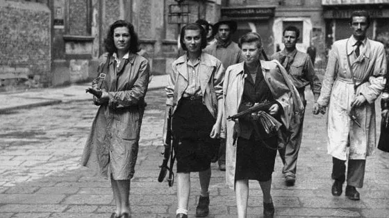 1945. Partigiane e partigiani italiani di aspetto sobrio e elegante.<br />
1945. Italian partisan with their sober and elegant look.