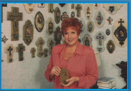 Orietta Berti e una parte della sua celebre collezione.
