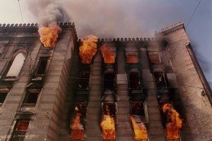 Sarajevo, primavera 1992: la Biblioteca Nazionale in fiamme