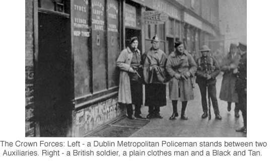 Dublino, 1920: Le forze di repressione inglesi. Un poliziotto metropolitano dublinese tra due ausiliari e, a sinistra, un Black and Tan.