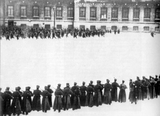 S. Pietroburgo, 9 gennaio [22 gennaio] 1905. Il massacro dei manifestanti davanti al Palazzo d'Inverno.
