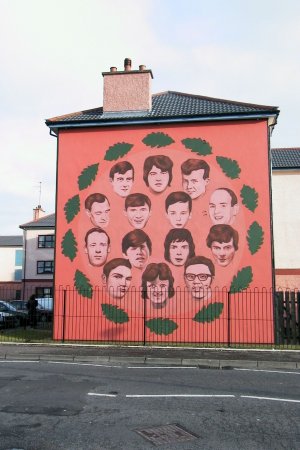 Derry. Murale con i volti delle vittime. Derry. Street mural with the faces of victims.