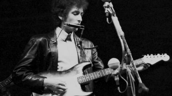 Dylan al festival di Newport del 1965 in versione elettrica