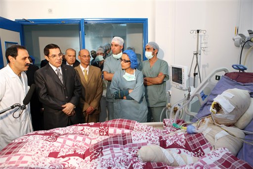 Ben Ali visita all'ospedale Bouazizi