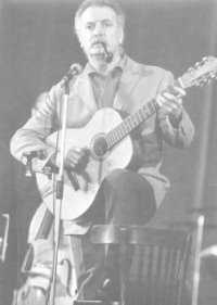 Georges Brassens in una foto di eccezione: si sta esibendo a Sète, sua città natale.