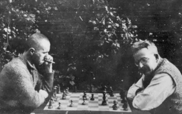 Bertolt Brecht gioca a scacchi con Walter Benjamin.