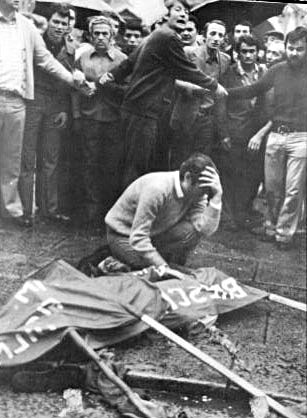 Strage di Brescia. Piazza della Loggia, 28 maggio 1974. L'ultim tocch ross de bandera.