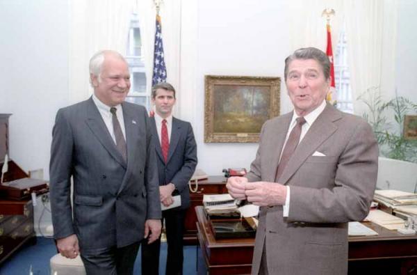 ‎Ronald Reagan insieme ‎ad Adolfo Calero, un leader della Contra antisandinista, e al colonnello Oliver North (in secondo ‎piano)‎