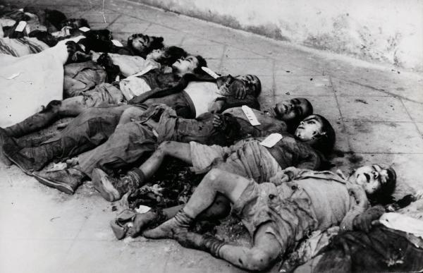 Barcellona, marzo del 1938. Corpi di bambini uccisi dalle bombe italiane