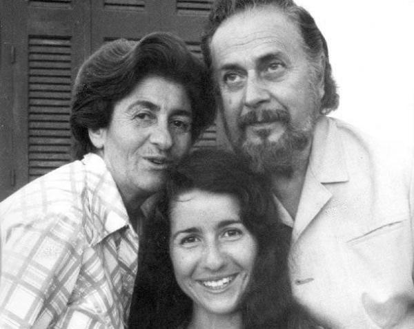 1970  Yannis Ritsos / Γιάννης Ρίτσος con la moglie Garyfalios Georgiádos / Γαρυφαλιώς Γεωργιάδου e la figlia Elefthería (Eri) / Ελευθερία (Έρη)