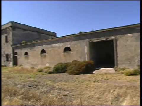 Gli edifici in rovina dell'ex carcere di Capraia.