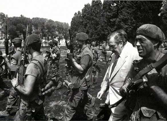 Il presidente Alfonsín circondato da soldati golpisti, 1987