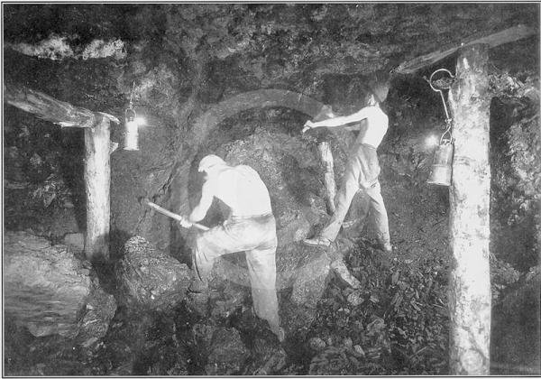 Attivit&agrave; estrattiva in sotterraneo, foto storica dell'Archivio Fotografico del Centro di Documentazione delle Miniere di Lignite di Cavriglia.
