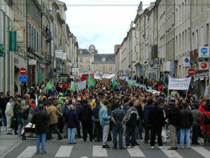 Parigi, Rue Saint-Jean, 22 aprile 2002. Uno dei tanti cortei contro il Fronte Nazionale all'indomani del 1° turno delle Presidenziali. 
