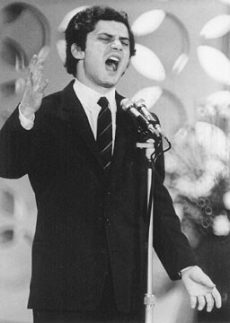26 gennaio 1967: Luigi Tenco interpreta Ciao amore ciao sul palco del Casinò. La notte stessa si toglierà la vita.