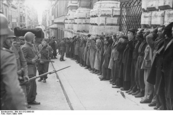 <br />
‎Roma, 23 marzo 1944. Soldati nazisti e ‎repubblichini ammassano i civili rastrellati davanti a Palazzo Barberini 