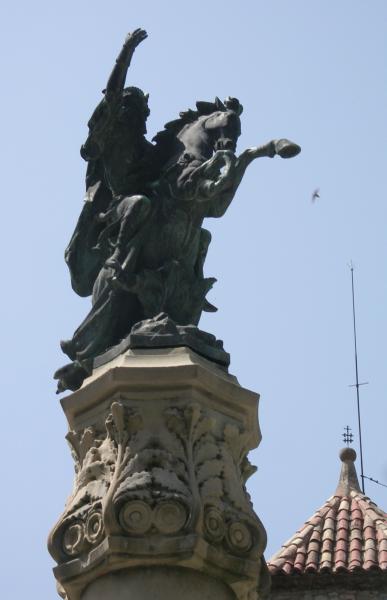 Il conte Arnau sul suo cavallo infernale. Statua a Sant Joan de les Abadesses.