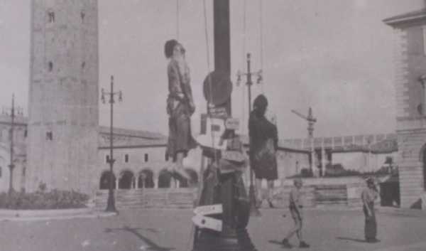 I corpi impiccati di Silvio Corbari e Iris Versari. Forlì, 18 agosto 1944.