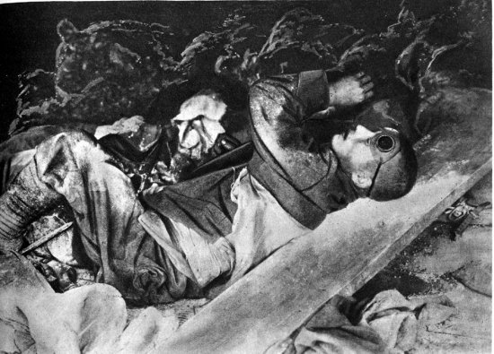 Corpo di soldato italiano ucciso dal cloro-fosgene utilizzato dagli austroungarici nell’attacco.