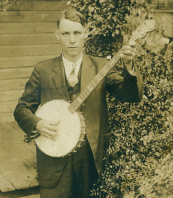 Charlie Poole (1892-1931) col suo banjo.