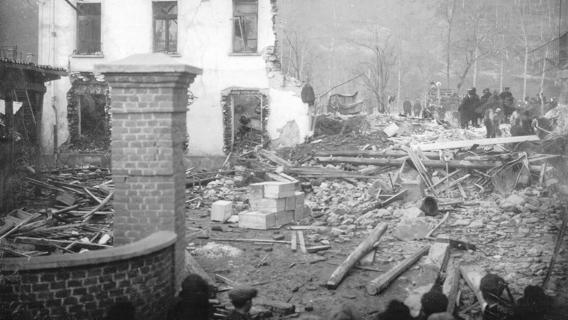 Una foto del 16 marzo 1924: la fabbrica bruciò quasi completamente. <br />
Il sindaco: «I giovani non ne sanno nulla».