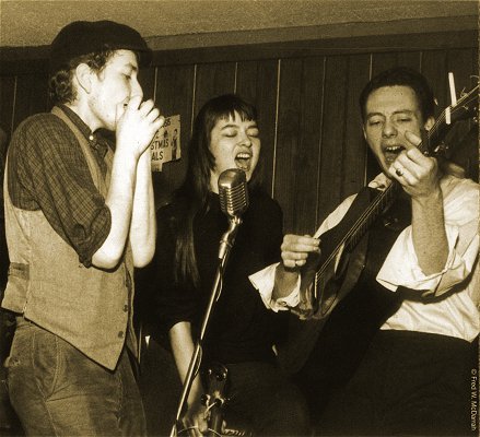 Bob Dylan, Karen Dalton e Fred Neil al Cafe Wha? del Greenwich Village a New York, 1961.