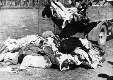 Debré Libanos, 21 mai 1937. Des Coptes massacrés par les italiens  et déchargés d'un camion.