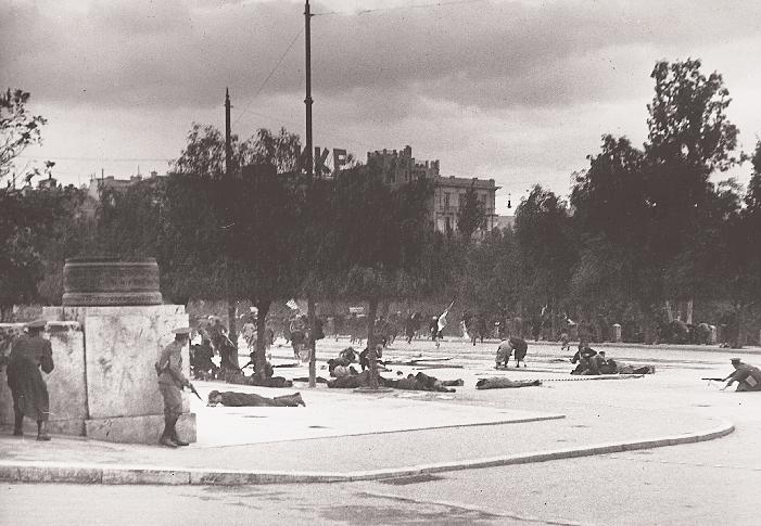  Atene, piazza Syndàgmatos (quella del Parlamento), 3 dicembre 1944. La polizia di Papandreou, con l’ausilio dei britannici, spara sulla folla causando almeno 28 morti e scatenando la guerra civile. Sono i famosi Dekemvrianà.