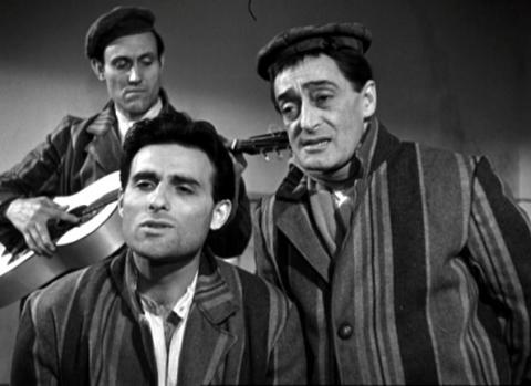 Giacomo Rondinella con Totò in una scena di "Dov'è la libertà...?" (1952), amaro e travagliato film realizzato un po' da Rossellini e un po' da Monicelli, Fulci e Fellini.