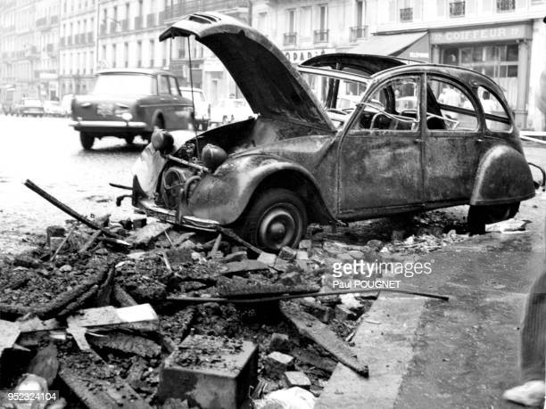 Rue Gay-Lussac, 11 maggio 1968. Il fuoco sembra effettivamente avere risparmiato la Fiat 1100 che sta passando, ma non la povera 2CV completamente bruciata.