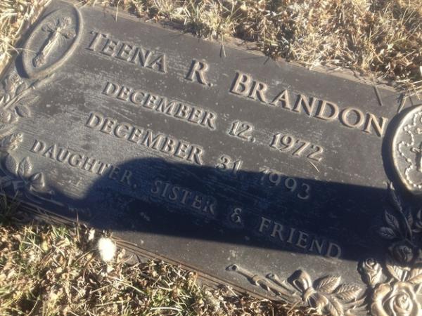 La lapide sulla tomba di Brandon/Teena, possibilmente l’ultimo insulto all’identità sessuale che lui sentiva sua.