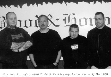 Foto di gruppo di neonazisti da "Blood and Honour". Erik Blücher è il secondo da sinistra.