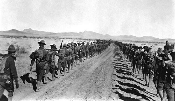 ‎1916: Colonna di soldati ‎statunitensi in marcia verso il Messico‎