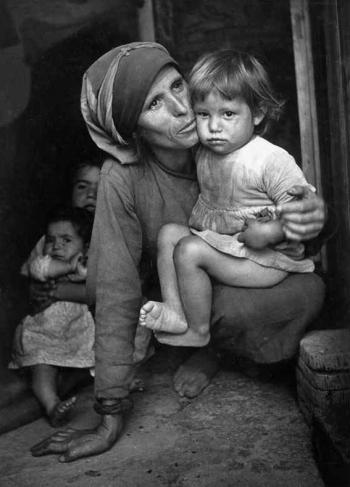 Mother and Child, Spanish Village in Extramadura, foto di Eugene Smith, 1951.