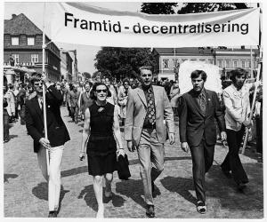 "Futuro - decentralizzazione". Corteo di centrodestra in Svezia nell'estate del 1976 (al centro, sotto lo striscione, Thorbjörn Fälldin)