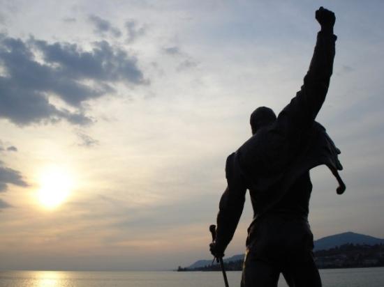 La statua di Freddie Mercury a Montreux, sul Lago Lemano