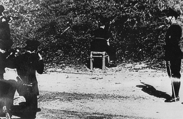Fucilazione di Pietro Kock (5 giugno 1945), il capo della sanguinaria banda fascista. Si tratta di un fotogramma del documentario girato da Luchino Visconti e intitolato "Giorni di gloria".