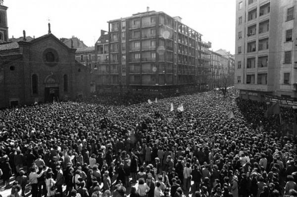 Milano, 21 marzo 1978. I funerali di Fausto e Iaio, 300.000 persone.