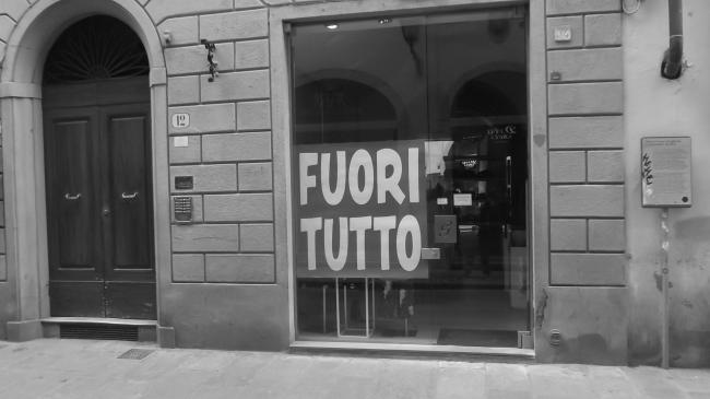 Fuori tutto (negozio chiuso) / Everything Outside (closed shop)