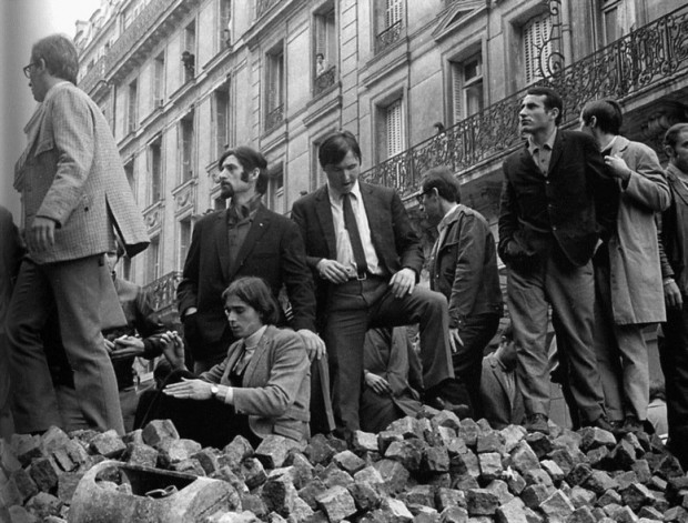 Barricata in rue Gay-Lussac, mattina dell'11 maggio 1968. Si noti lo studente in giacca e cravatta sul mucchio di sampietrini.