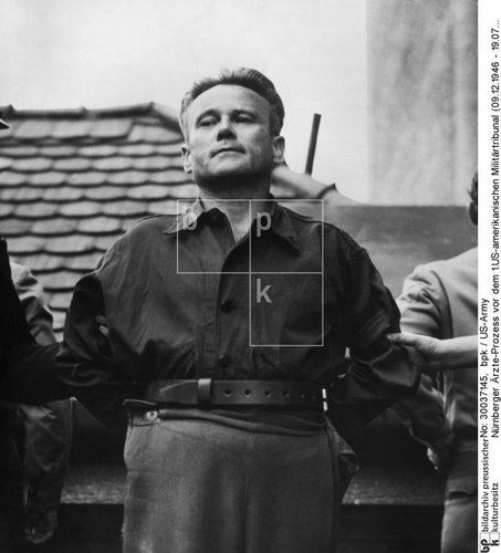 Il "dottor" Karl Gebhardt mentre viene portato alla forca, il 2 giugno 1948 nella fortezza di Landsberg.