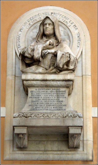 Pietrasanta (Lucca): Il monumento a Giordano Bruno fatto erigere dai Liberi Pensatori Versiliesi.