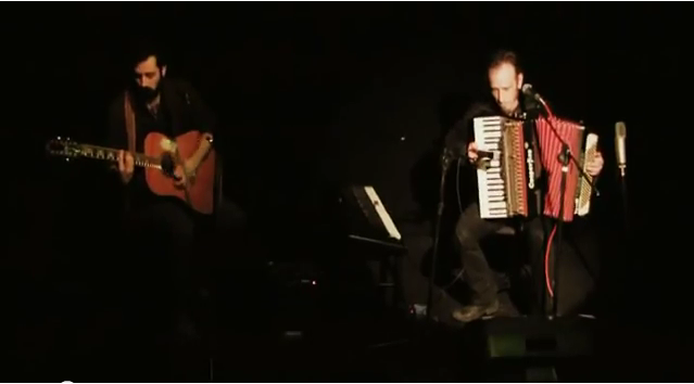 Matteo Fiorino Torre e Davide Giromini mentre eseguono per la prima volta le canzoni di Rivoluzioni Sequestrate in pubblico. Carrara, Palco 38, 18 gennaio 2013.
